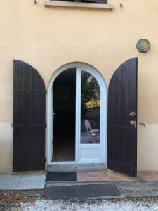 uma entrada para uma casa com uma porta e janelas em Gîte la Diva em Lagrave
