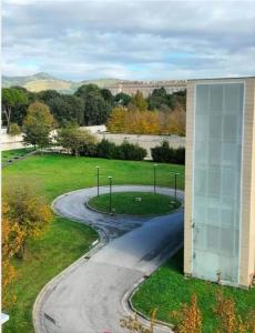 un camino sinuoso delante de un edificio en Royal House Reggia, en Caserta