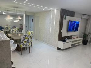 een woonkamer met een tv aan de muur bij Apartamento em Manaus in Manaus