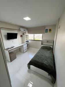een kleine kamer met een bed en een bureau bij Apartamento em Manaus in Manaus +38 foto's