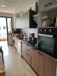 Кухня или мини-кухня в Seaside - Luxury Living

