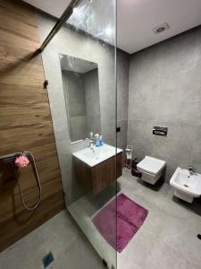 La salle de bains est pourvue d'un lavabo et de toilettes. dans l'établissement Seaside - Luxury Living, à Dar Bouazza