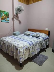 Un dormitorio con una cama con una manta. en Casa Bambu, en Pavones