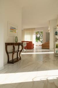 een woonkamer met een tafel en een bank bij Civico89 in Pescara