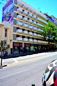 un grand bâtiment sur le côté d'une rue dans l'établissement Wallis São Bento, à Lisbonne