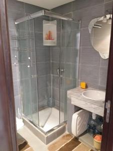 eine Dusche mit Glastür im Bad in der Unterkunft Booking house in Agadir