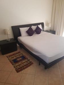 ein Schlafzimmer mit einem großen Bett mit Kissen darauf in der Unterkunft Booking house in Agadir