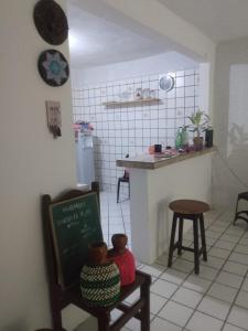 cocina con mesa y pizarra en una habitación en Quarto Casal privativo em apartamento, en Salvador