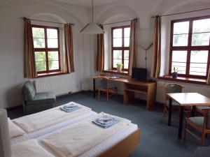 Postel nebo postele na pokoji v ubytování Burg Hohnstein + 25 fotografií