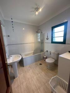 ein Badezimmer mit Waschbecken, Badewanne und Toilette in der Unterkunft Villa Karisa in Playa Blanca