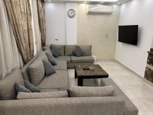Le Royal Residence 4 في القاهرة: غرفة معيشة مع أريكة وطاولة