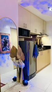 een keuken met een roestvrijstalen koelkast en blauwe vazen bij The Room: Magic Shop in Tagaytay