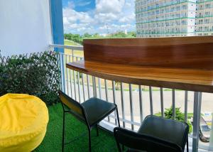 un balcón con 2 sillas y una mesa en el balcón en The Room: Magic Shop en Tagaytay