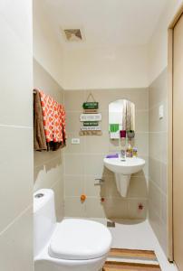 een badkamer met een toilet en een wastafel bij The Room: Magic Shop in Tagaytay