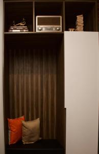 Habitación con un estante con radio y 2 almohadas en The Room: Magic Shop en Tagaytay