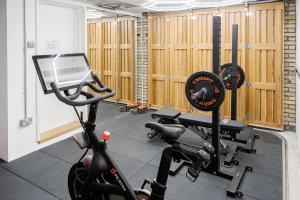 - une salle de sport avec un vélo et un tapis de course dans l'établissement Luxury Central Mayfair Townhouse with AC 3BR 3BA, à Londres