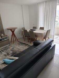 sala de estar con sofá y mesa en Apto novo e bem localizado em Porto Belo - SC, en Porto Belo