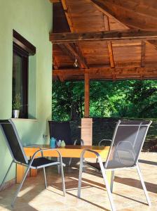 una mesa y 4 sillas en un patio en Private place, Boca, en Bihać