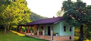 una pequeña casa en medio de un campo en Private place, Boca, en Bihać