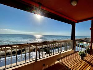 een balkon met uitzicht op het strand bij Mareny de Barraquetes in Mareny Blau