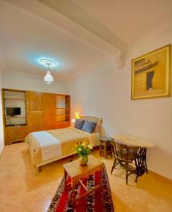 une chambre d'hôtel avec un lit et une table dans l'établissement Dar Baddi, à Marrakech