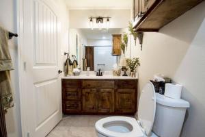 een badkamer met een wit toilet en een wastafel bij Retreat at Premier Parks in Longview