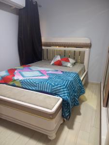 een klein bed in een kamer met een nachtkastje bij شقه احمد عرابي in Caïro