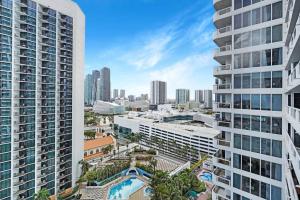 uma vista aérea de uma cidade com edifícios altos em Electric Love Brand New With Water View, Edgewater em Miami