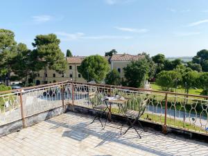 une table sur le balcon d'un bâtiment dans l'établissement Casa Dolci Rodolfo 4km from the sea, à Montemarciano