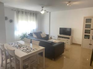 een woonkamer met een bank en een tafel bij Apartamento San Vicente in Villar del Arzobispo