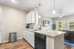 Η κουζίνα ή μικρή κουζίνα στο Luxe 1BR/1BA: Dive, Rest, Explore. Book Now!