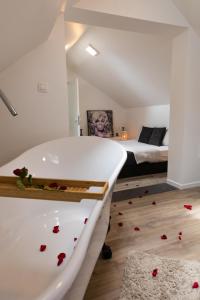 łazienka z wanną i sypialnia z łóżkiem w obiekcie Wellness Loft Huy w mieście Huy