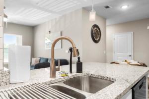 Cucina o angolo cottura di Upscale 1BR/1BA: Resort Vibes, City Edge, Bliss