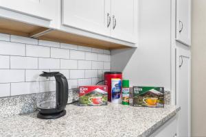 Cucina o angolo cottura di Upscale 1BR/1BA: Resort Vibes, City Edge, Bliss