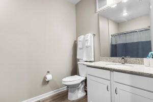 Bagno di Upscale 1BR/1BA: Resort Vibes, City Edge, Bliss