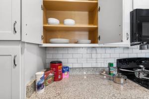 Cucina o angolo cottura di Upscale 1BR/1BA: Resort Vibes, City Edge, Bliss