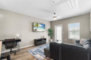 TV o dispositivi per l'intrattenimento presso Upscale 1BR/1BA: Resort Vibes, City Edge, Bliss
