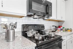 Cucina o angolo cottura di Upscale 1BR/1BA: Resort Vibes, City Edge, Bliss