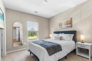 una camera da letto con un letto grande e una finestra di Upscale 1BR/1BA: Resort Vibes, City Edge, Bliss a Melbourne