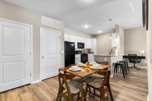 Cucina o angolo cottura di Upscale 1BR/1BA: Resort Vibes, City Edge, Bliss