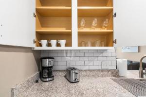 Cucina o angolo cottura di Upscale 1BR/1BA: Resort Vibes, City Edge, Bliss