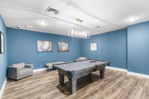 Stanza dei giochi di Upscale 1BR/1BA: Resort Vibes, City Edge, Bliss