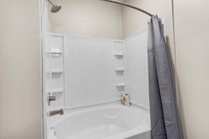 Bagno di Upscale 1BR/1BA: Resort Vibes, City Edge, Bliss