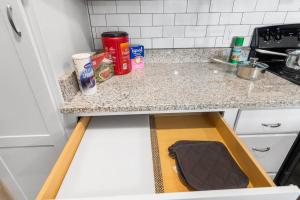 Cucina o angolo cottura di Upscale 1BR/1BA: Resort Vibes, City Edge, Bliss
