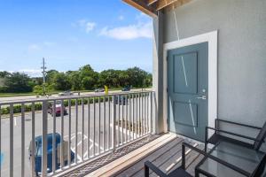 Balcone o terrazza di Upscale 1BR/1BA: Resort Vibes, City Edge, Bliss