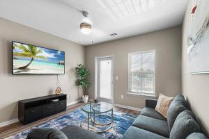 TV o dispositivi per l'intrattenimento presso Upscale 1BR/1BA: Resort Vibes, City Edge, Bliss