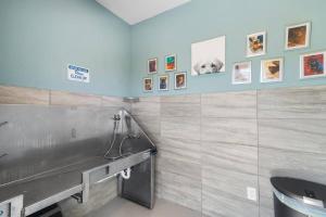 bagno con servizi igienici e quadri alle pareti di Upscale 1BR/1BA: Resort Vibes, City Edge, Bliss a Melbourne