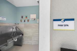 Certificato, attestato, insegna o altro documento esposto da Upscale 1BR/1BA: Resort Vibes, City Edge, Bliss