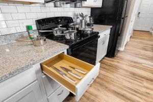 Cucina o angolo cottura di Upscale 1BR/1BA: Resort Vibes, City Edge, Bliss