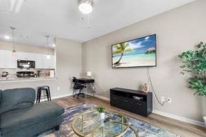 TV o dispositivi per l'intrattenimento presso Upscale 1BR/1BA: Resort Vibes, City Edge, Bliss